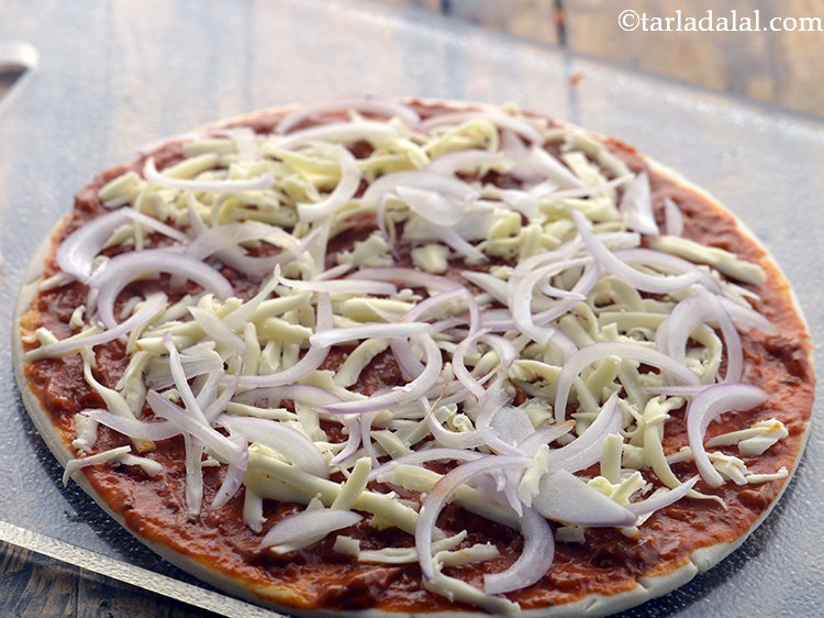 स्टेप 55 – १/४ कप स्लाइस किए हुए प्याज़ को समान रूप से …