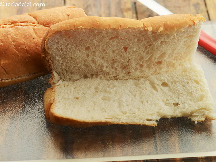 स्टेप 6 – एक तेज चाकू का उपयोग करके प्रत्येक ब्रेड को क्षैतिज …