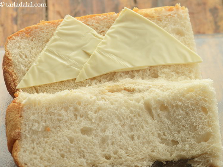 स्टेप 14 – प्रत्येक ब्रेड के उपरी भाग पर २ चीज़ स्लाइस रखें। …