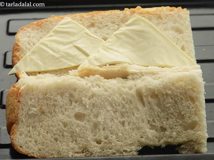 स्टेप 15 – ब्रेड के सभी टुकड़ों को बेकिंग ट्रे पर रखें।