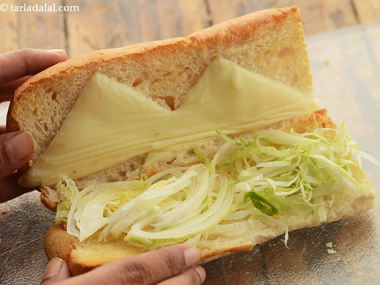 स्टेप 17 – <strong>सबवे सैंडविच</strong> को असेम्बल करने के लिए, एक टोस्टेड ब्रेड …