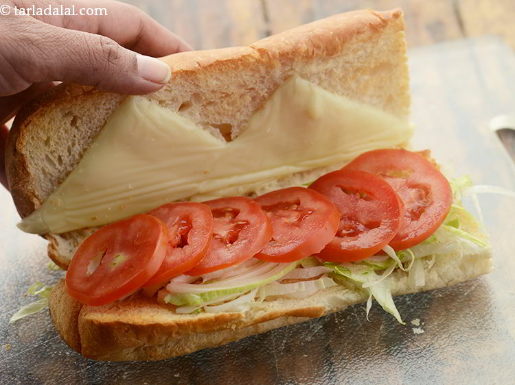 स्टेप 18 – ६ टमाटर के स्लाइस रखें।