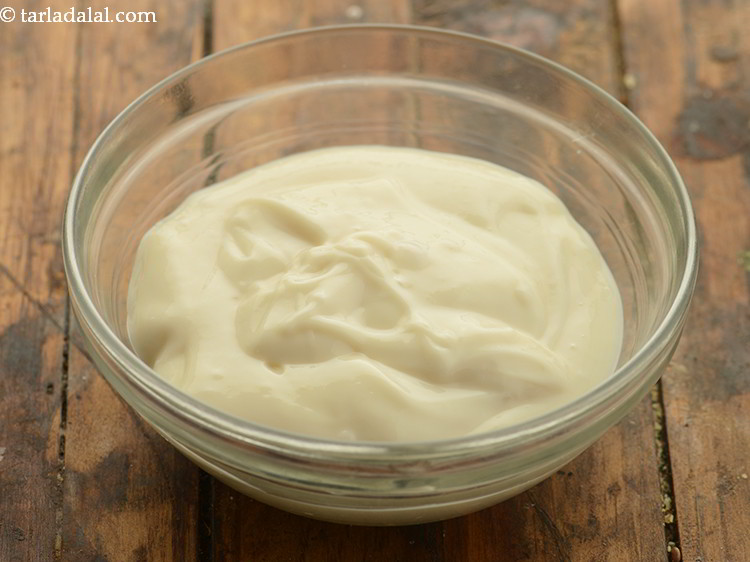 स्टेप 7 – होममेड चिली-मेयो स्प्रेड बनाने के लिए, एक बाउल में १/२ …