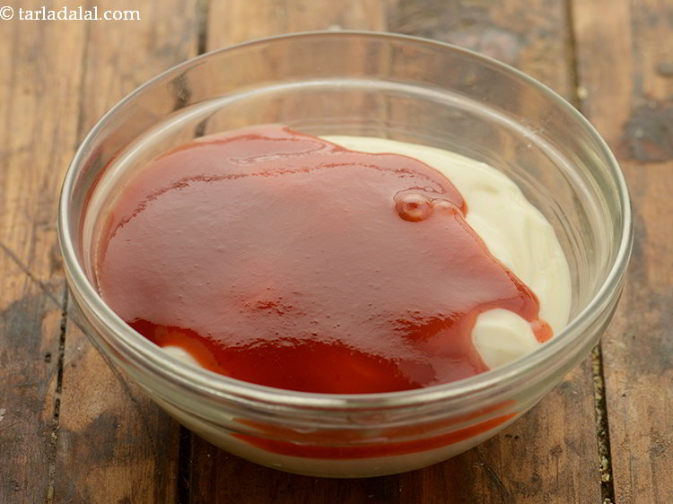 स्टेप 8 – २ टेबल-स्पून स्वीट चिली सॉस डालें।