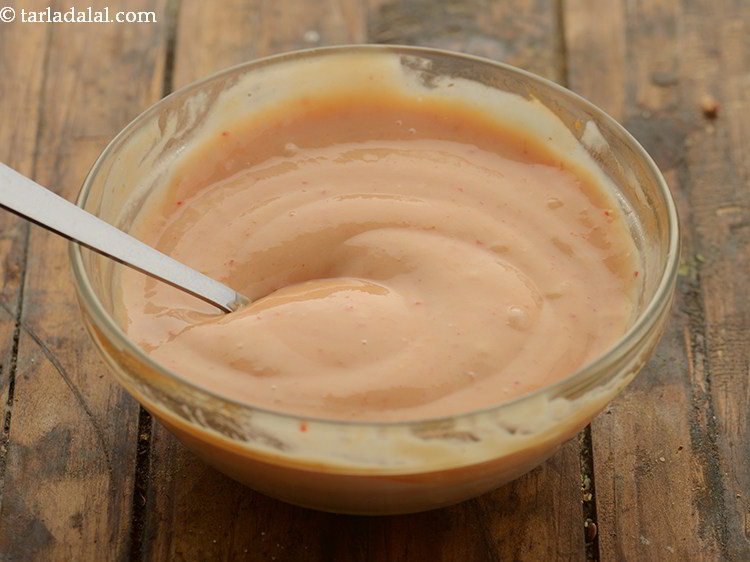 स्टेप 9 – अच्छी तरह मिला लें और आपका स्वादिष्ट चिली-मेयो स्प्रेड तैयार …