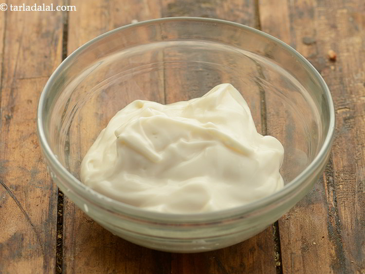 स्टेप 10 – होममेड मिंट-मेयो स्प्रेड बनाने के लिए, एक बाउल में १/२ …