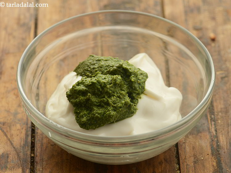 स्टेप 11 – २ टेबल-स्पून पुदीने की चटनी डालें।