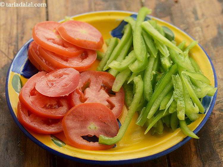स्टेप 4 – साथ ही, टमाटर और शिमला मिर्च को धोकर स्लाइस में …