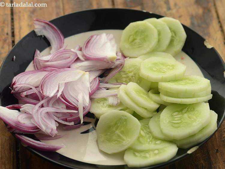 स्टेप 3 – ककड़ी और प्याज को धोकर छील लें और स्लाइस में …