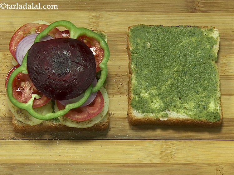 स्टेप 12 – आगे, बीच में १ चुकंदर का स्लाइस रखें। हमने चुकंदर …