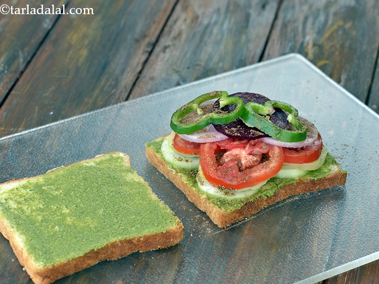 स्टेप 13 – अंत में थोड़ा नमक और १/४ टीस्पून सैंडविच मसाला समान …