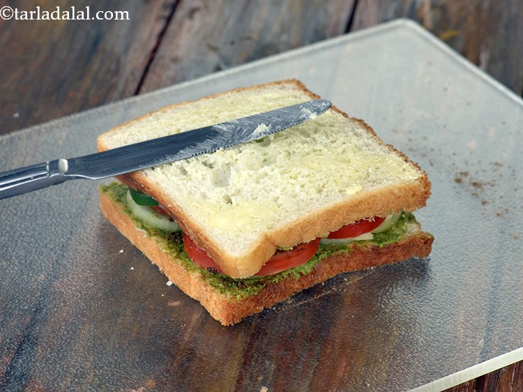 स्टेप 15 – इस पर समान रूप से १/४ टीस्पून मक्खन फैलाएं।