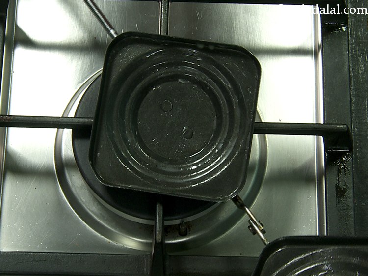 स्टेप 16 – सैंडविच टोस्टर को १/२ टीस्पून मक्खन का उपयोग करके दोनों …