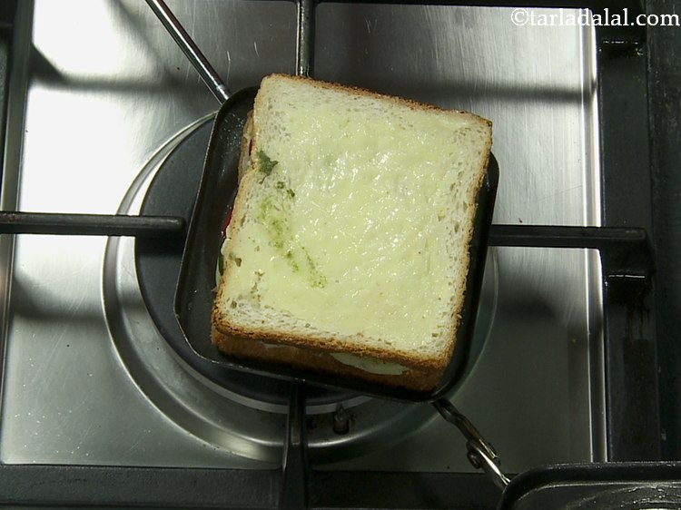 स्टेप 17 – सैंडविच टोस्टर में सैंडविच रखें।