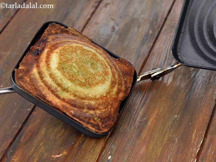 स्टेप 18 – मध्यम आंच पर सैंडविच दोनों तरफ से भूरा और कुरकुरा …