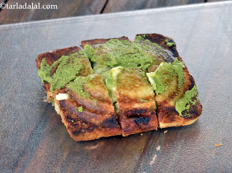 स्टेप 21 – साथ ही, इसके ऊपर १/२ टीस्पून हरी चटनी समान रूप …
