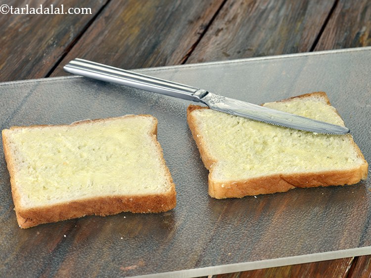स्टेप 4 – प्रत्येक ब्रेड स्लाइस पर १/२ टी-स्पून मक्खन मक्खन लगाएं और …