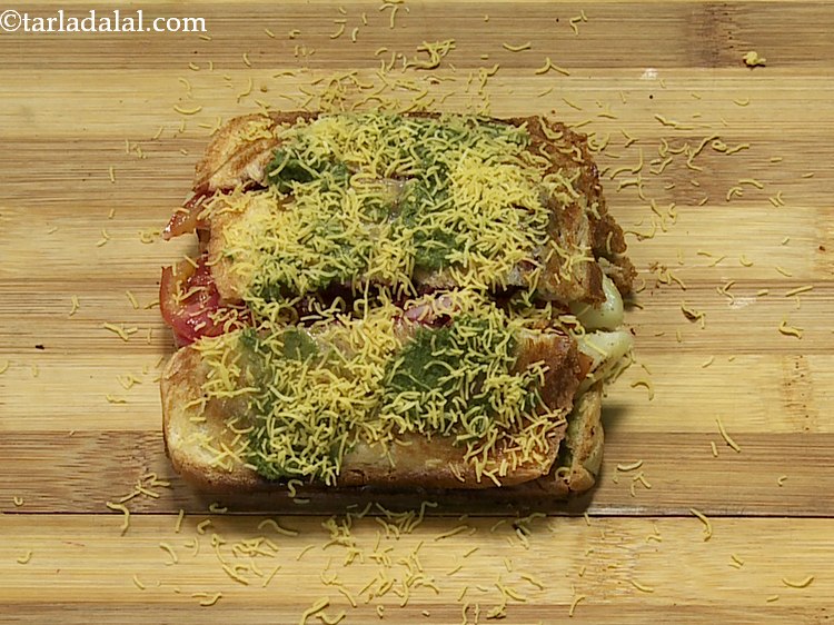 स्टेप 22 – अंत में उस पर समान रूप से १ टेबल-स्पून सेव …