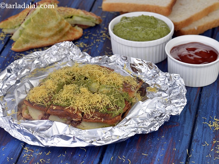 स्टेप 24 – <strong>मुंबई आलू सैंडविच </strong>को <a href=""https://www.tarladalal.com/tomato-ketchup-tomato-sauce-homemade-tomato-ketchup-hindi-40725r"" target=""_blank""><strong>टमॅटो कैचप</strong></a> और हरी …