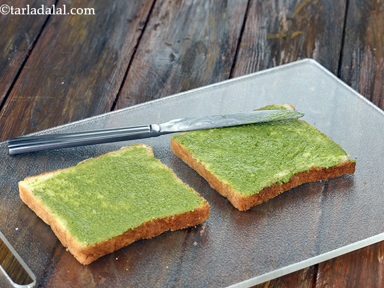 स्टेप 5 – प्रत्येक मक्खन वाली ब्रेड स्लाइस पर १ टी-स्पून हरी चटनी …
