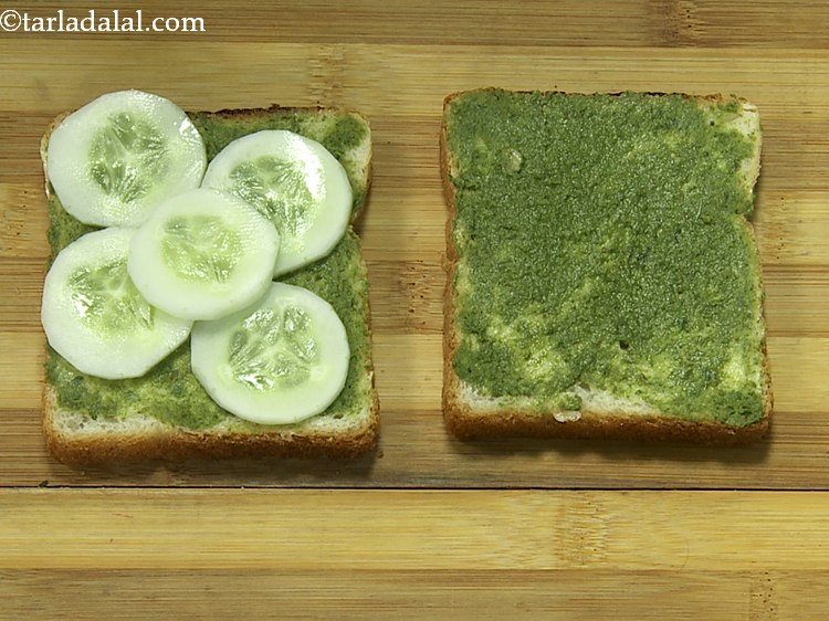 स्टेप 6 – एक मक्खन-चटनी वाली ब्रेड स्लाइस पर ५ ककड़ी के स्लाइस …