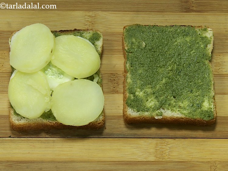 स्टेप 7 – इसके ऊपर ४ आलू के स्लाइस रखें। हमने आलू को …