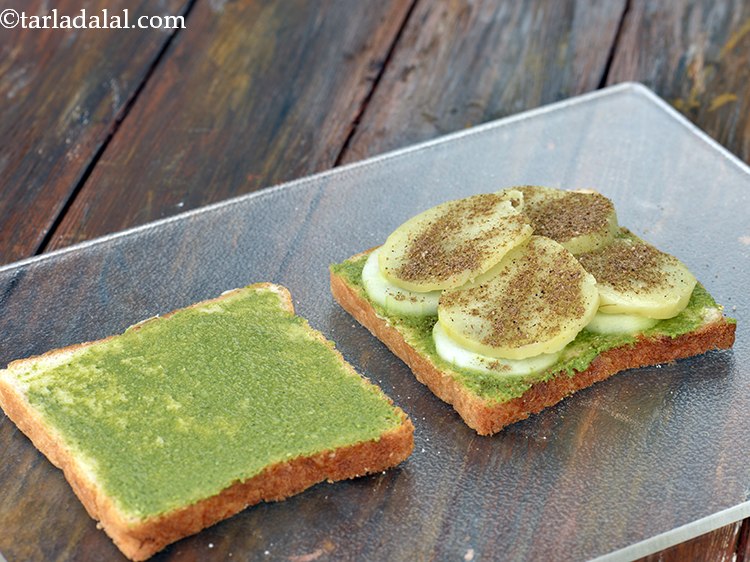 स्टेप 8 – इसके ऊपर थोड़ा नमक और १/४ टीस्पून सैंडविच मसाला छिड़के।