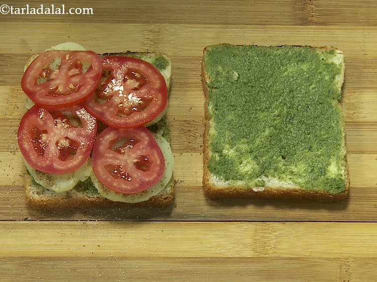 स्टेप 9 – ४ टमाटर के स्लाइस को अरेन्ज करें।