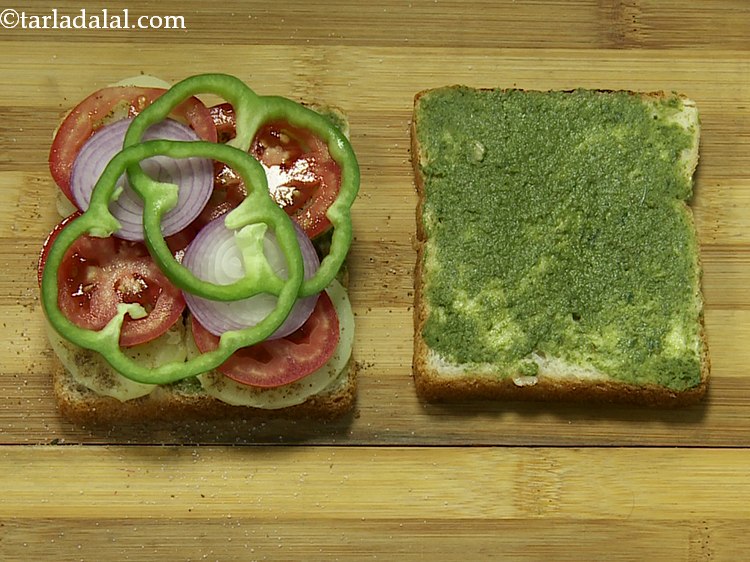 स्टेप 11 – २ शिमला मिर्च के स्लाइस रखें। आप इसे और अधिक …