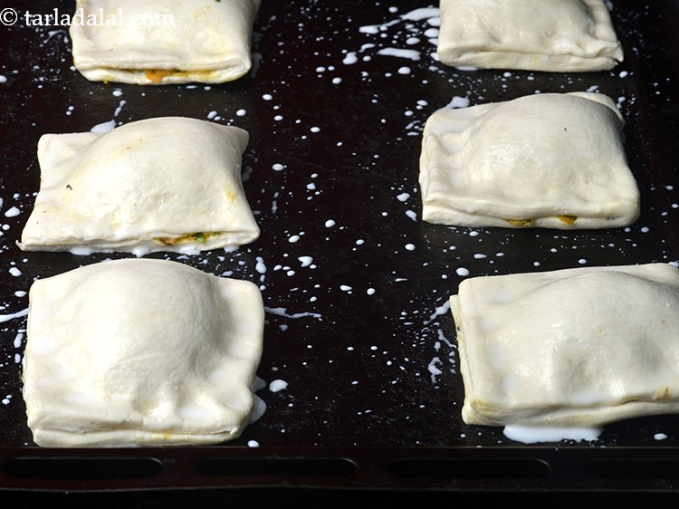 Step 26 – Repeat steps 17 to 19 to make 5 more puffs.