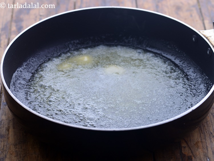 स्टेप 1 – <strong>वेजिटेबल औ ग्रेटिन रेसिपी</strong> के लिए सफेद सॉस बनाने के …