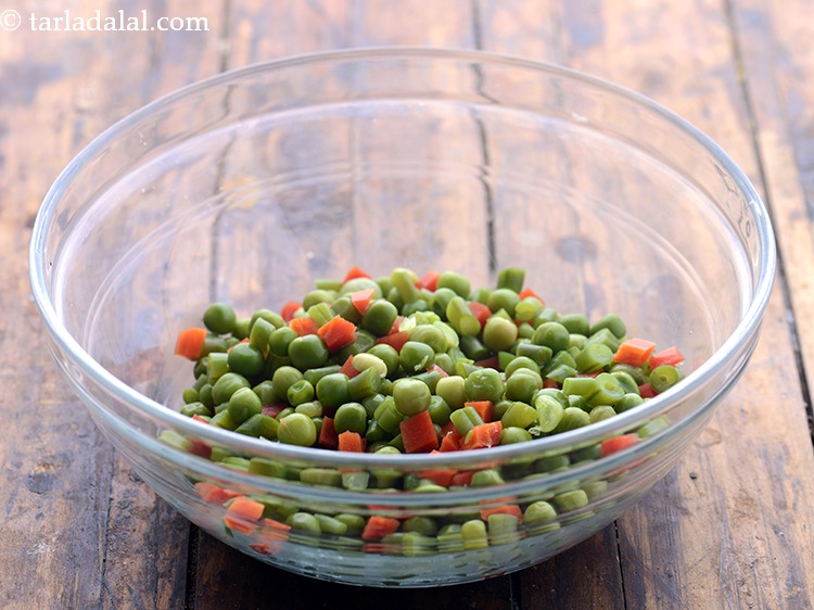 स्टेप 10 – <strong>वेजिटेबल औ ग्रेटिन</strong> तैयार करने के लिए, एक गहरे बाउल …