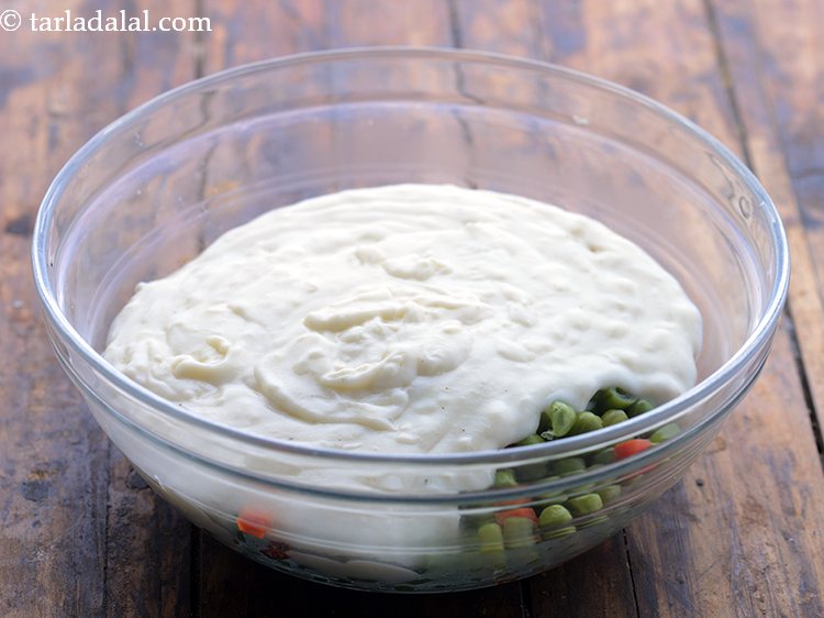 स्टेप 11 – तैयार वाइट सॉस डालें। सूखा ओरेगानो, सूखी लाल मिर्च के …