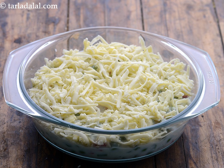 स्टेप 14 – ऊपर से चीज़ छिड़कें। प्रोसेस्ड चीज़ में एक विशिष्ट स्वाद …