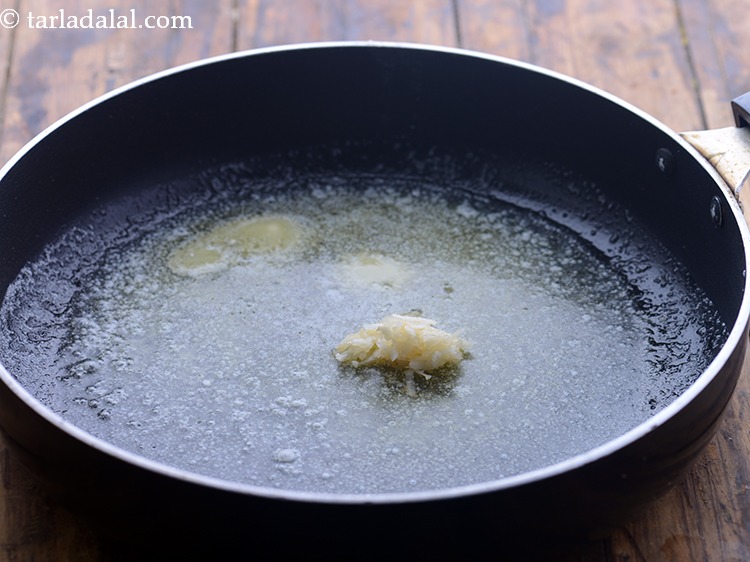 स्टेप 2 – एक बार जब मक्खन गरम हो और पिघल जाए, तो …