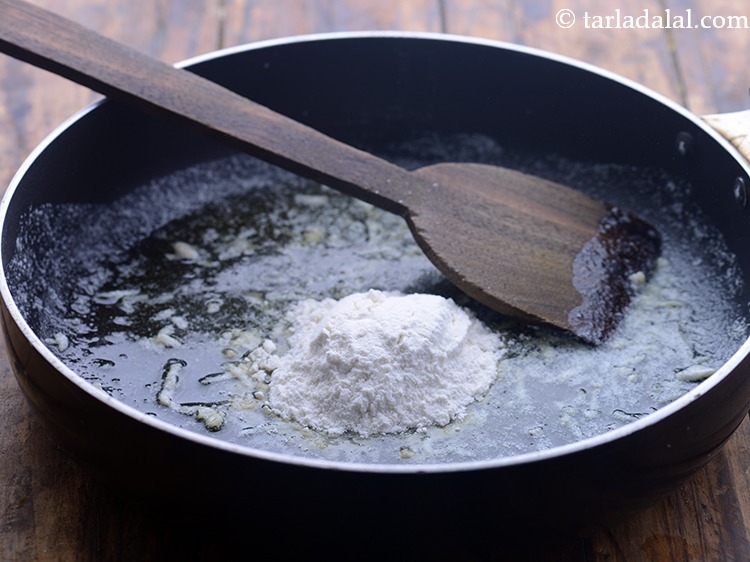 स्टेप 3 – मैदा डालें।