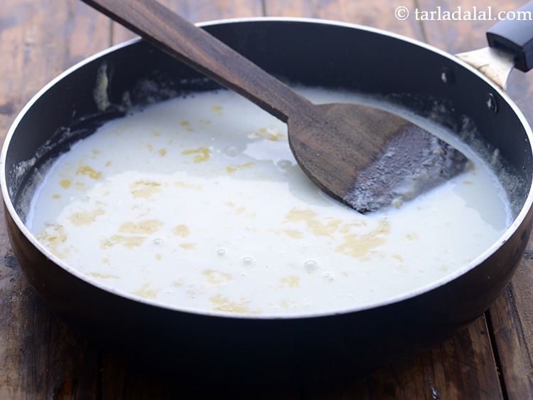 स्टेप 5 – एक बार जब आप देखते हैं कि आटा थोड़ा सा …