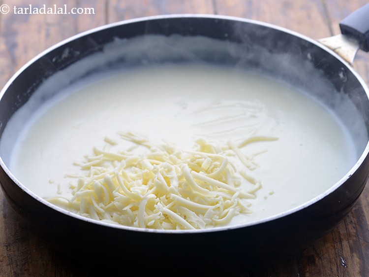 स्टेप 7 – चीज़ डालें। प्रोसेस्ड चीज़ को चीज़ स्लाइस, चेडर चीज़, पारमेसान …