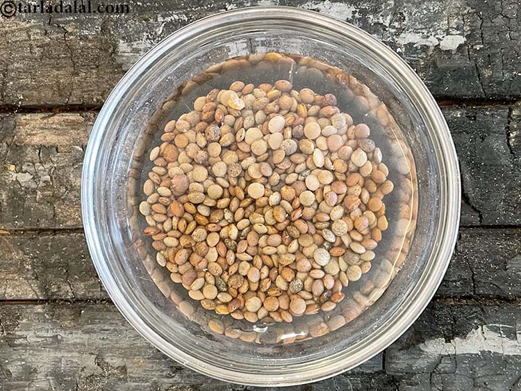 स्टेप 9 – गंदगी को अपने हाथों से धोएं।