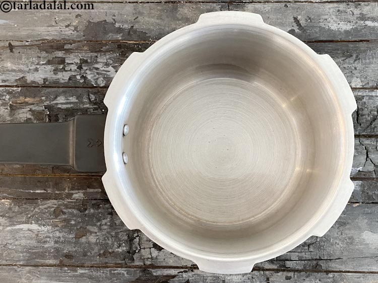 स्टेप 11 – प्रेशर कुकर में तेल गरम करें।