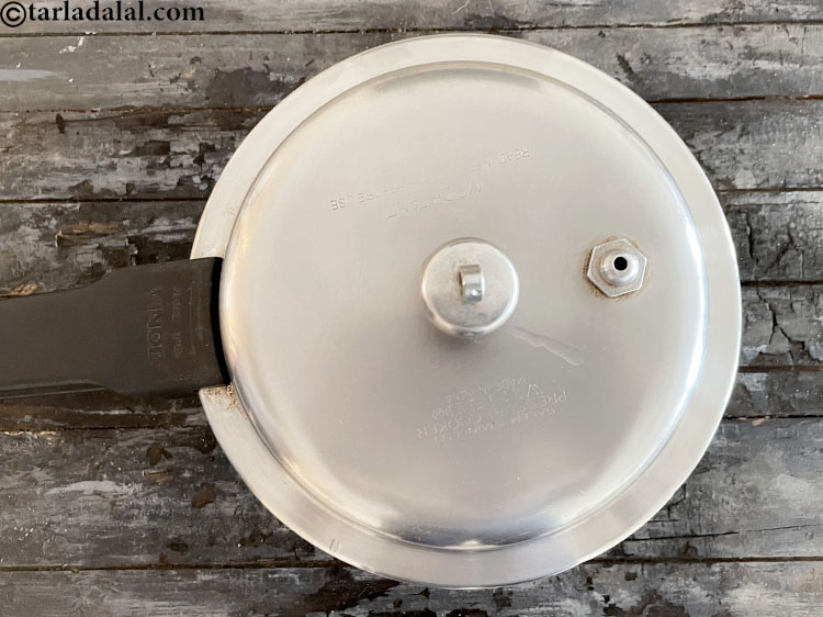 स्टेप 21 – ३ से ४ सीटी के लिए प्रेशर कुक करें।