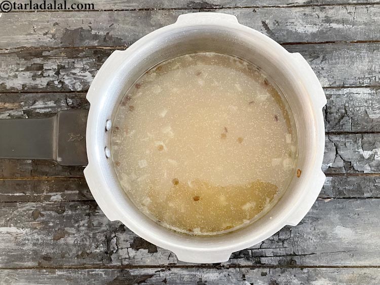 स्टेप 22 – ढक्कन खोलने से पहले भाप को निकलने दें। यह सूप …