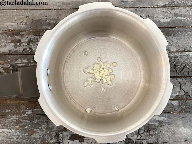 स्टेप 12 – १ टी-स्पून बारीक <a href=""https://www.tarladalal.com/glossary-chopped-garlic-hindi-790i"">कटा हुआ लहसुन</a> डालें। यह दिल …