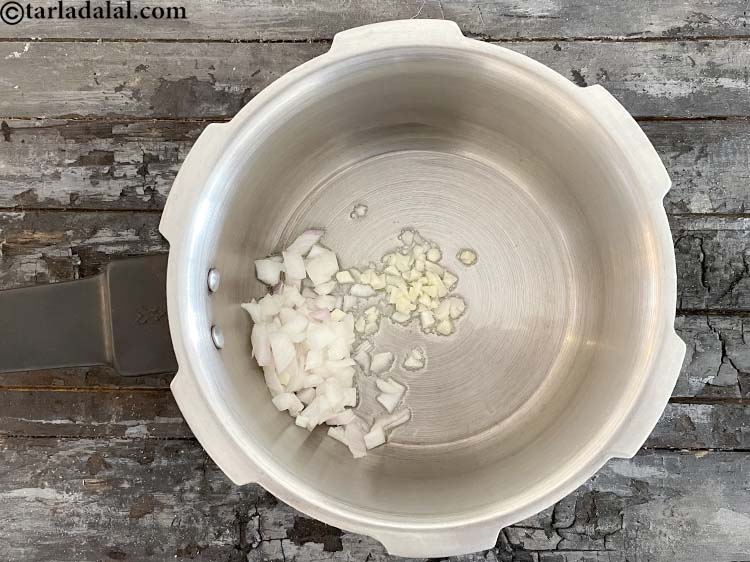 स्टेप 13 – १/४ कप&nbsp;बारीक&nbsp;<a href=""https://www.tarladalal.com/glossary-chopped-spring-onion-whites-hindi-815i"">कटे हुए हरे प्याज का सफेद भाग</a> डालें।