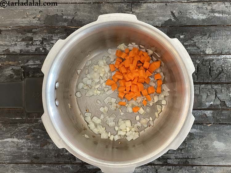 स्टेप 15 – १/४ कप बारीक <a href=""https://www.tarladalal.com/glossary-chopped-carrot-hindi-798i"">कटा हुआ गाजर</a> डालें।&nbsp;<a href=""https://www.tarladalal.com/recipes-using-carrot-in-hindi-253"">गाजर</a>&nbsp;में पोषक …