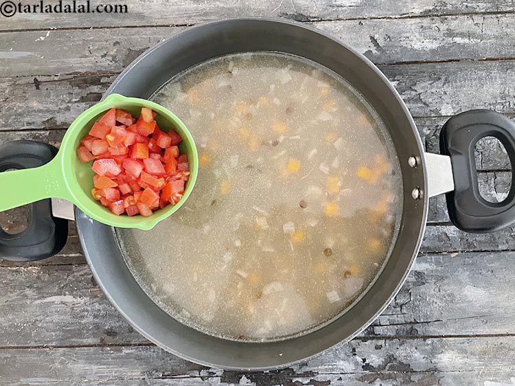 स्टेप 24 – <p>१/४ कप बारीक <a href="">कटे हुए टमाटर</a>&nbsp;डालें।&nbsp;टमाटर <a href="">लाइकोपीन&nbsp;का&nbsp;अत्यंत&nbsp;समृद्ध&nbsp;स्रोत</a> हैं। …