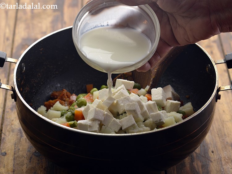 स्टेप 24 – नमक और दूध डालें। दूध वेजिटेबल बिरयानी का स्वाद बढ़ाता …