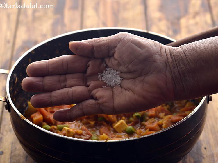 स्टेप 26 – शक्कर डालें। शक्कर ओप्शनल है, यह विशेष रूप से टमाटर …