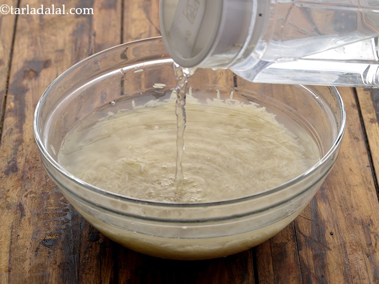 Step 2 – Submerge the rice in enough water, cover with a lid and soak for 30 minutes.