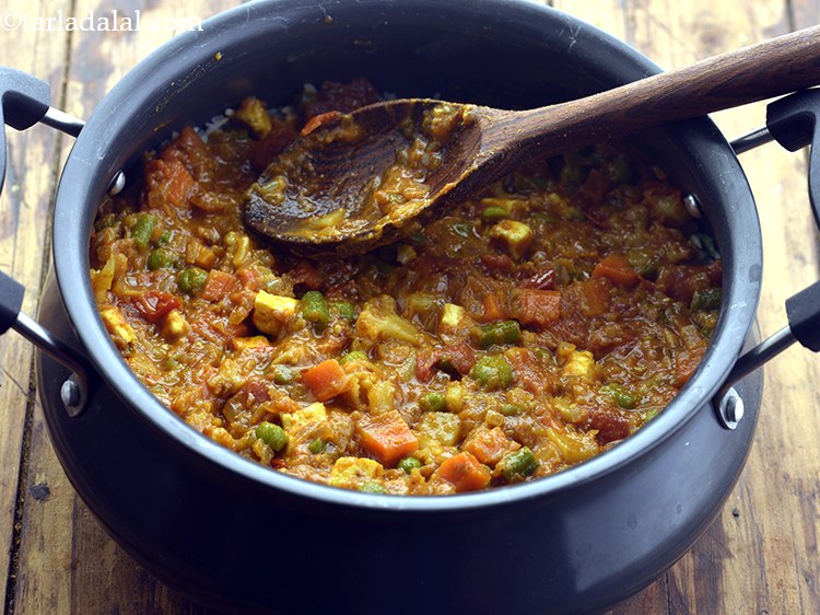 Step 36 – Add all the prepared vegetable gravy on it and spread it evenly.
